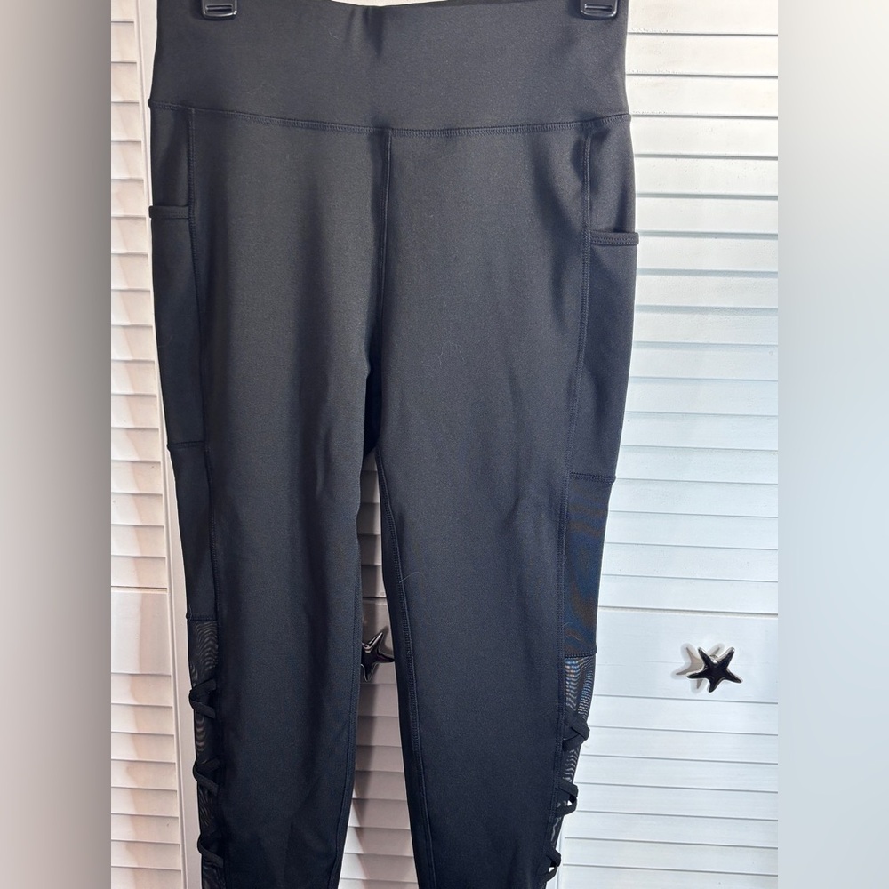 POP FIT Activewear Leggings BLACK Capri length with cute mesh design. Size L